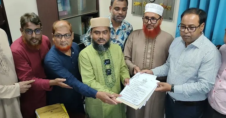 উপ নির্বাচনের জন্য মনোনয়নপত্র জমা দিচ্ছেন জামায়াত প্রার্থী